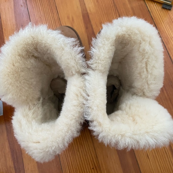 UGG Bailey Button II tan - Picture 8 of 12